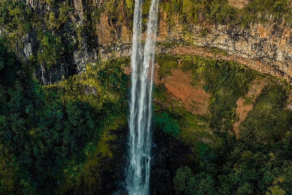 pemandangan udara air terjun di atas gunung