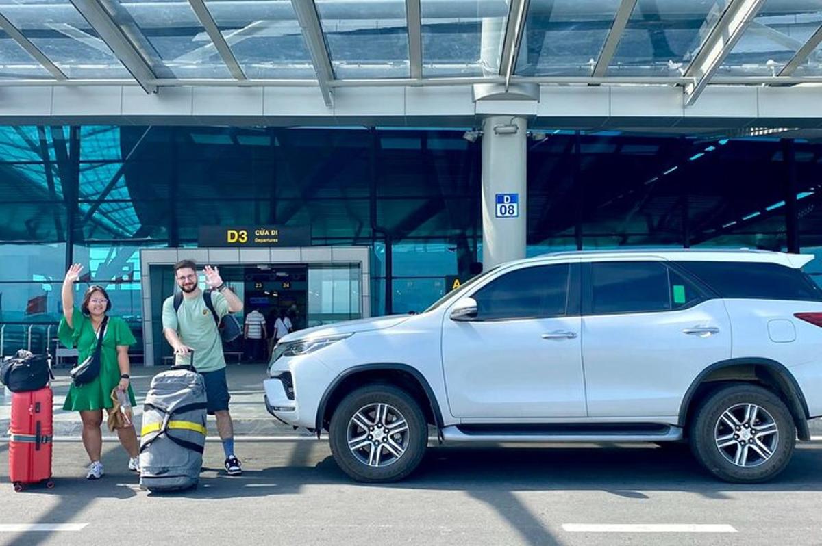 een man en een vrouw staan naast een witte SUV