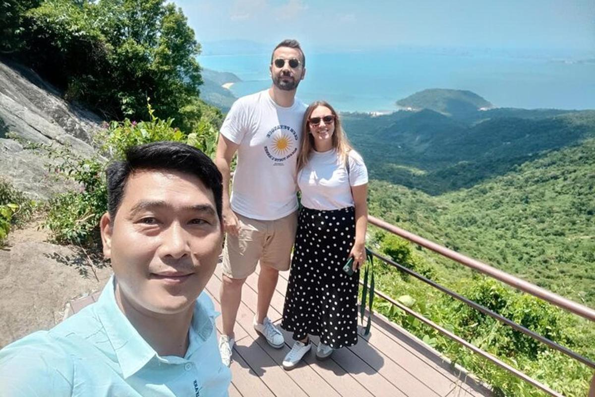 een man en een vrouw poseren voor een foto op de top van een berg