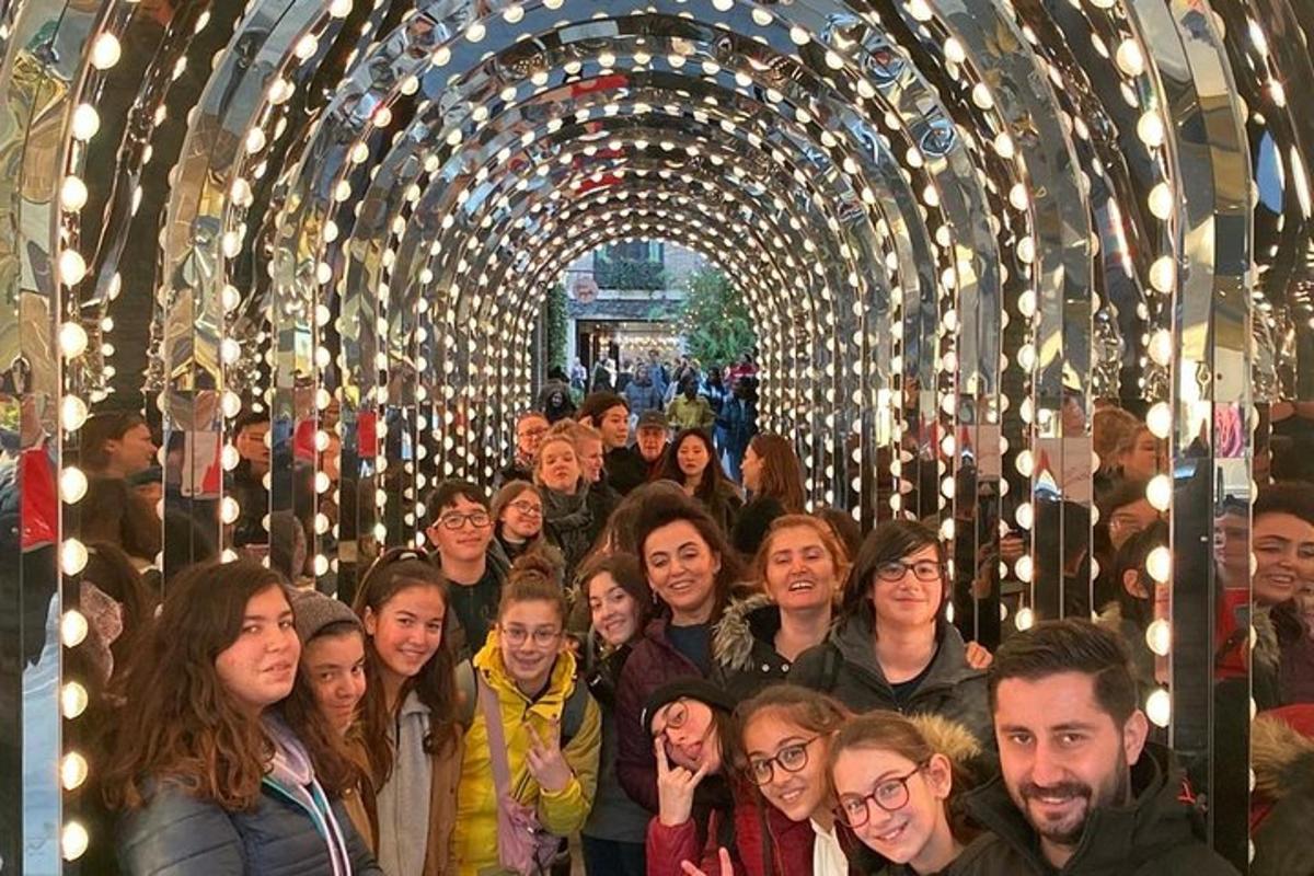 skupina lidí stojících v tunelu se světly