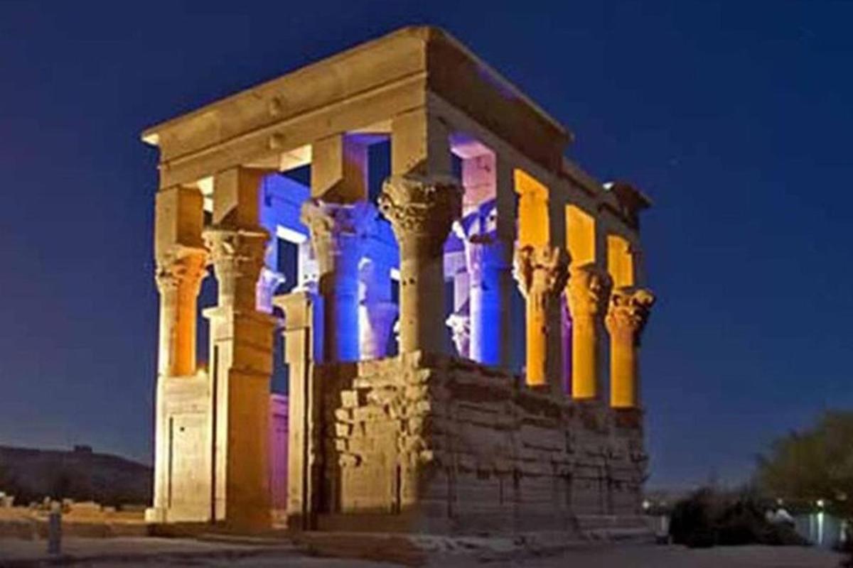 un edificio illuminato di notte