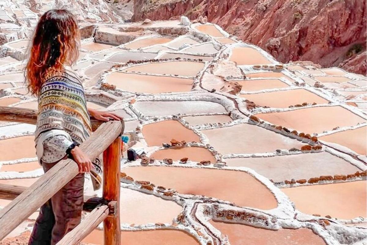 seorang gadis muda berdiri di atas labirin batu