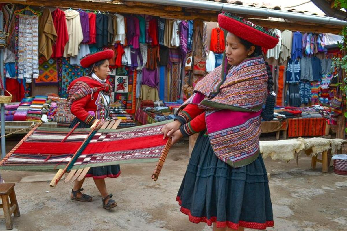 Dos mujeres con sombreros de pie en una tienda con una cama.