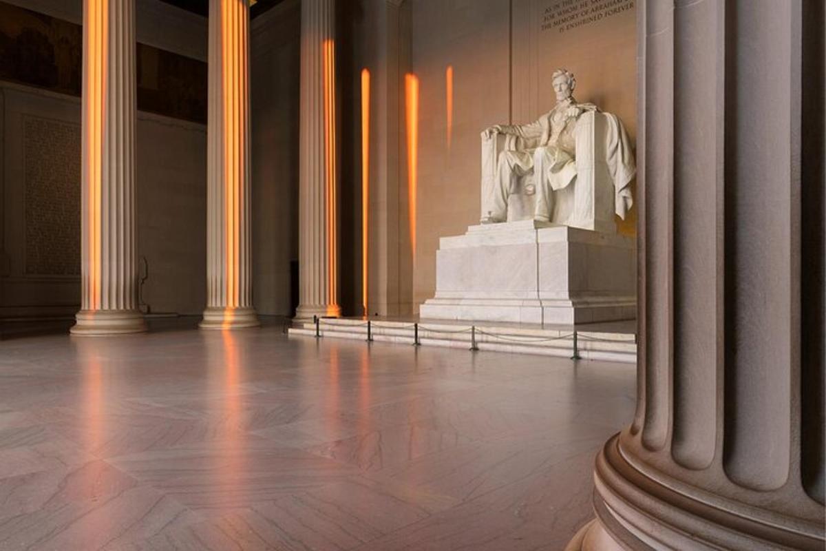 uma estátua de um homem em uma sala com colunas