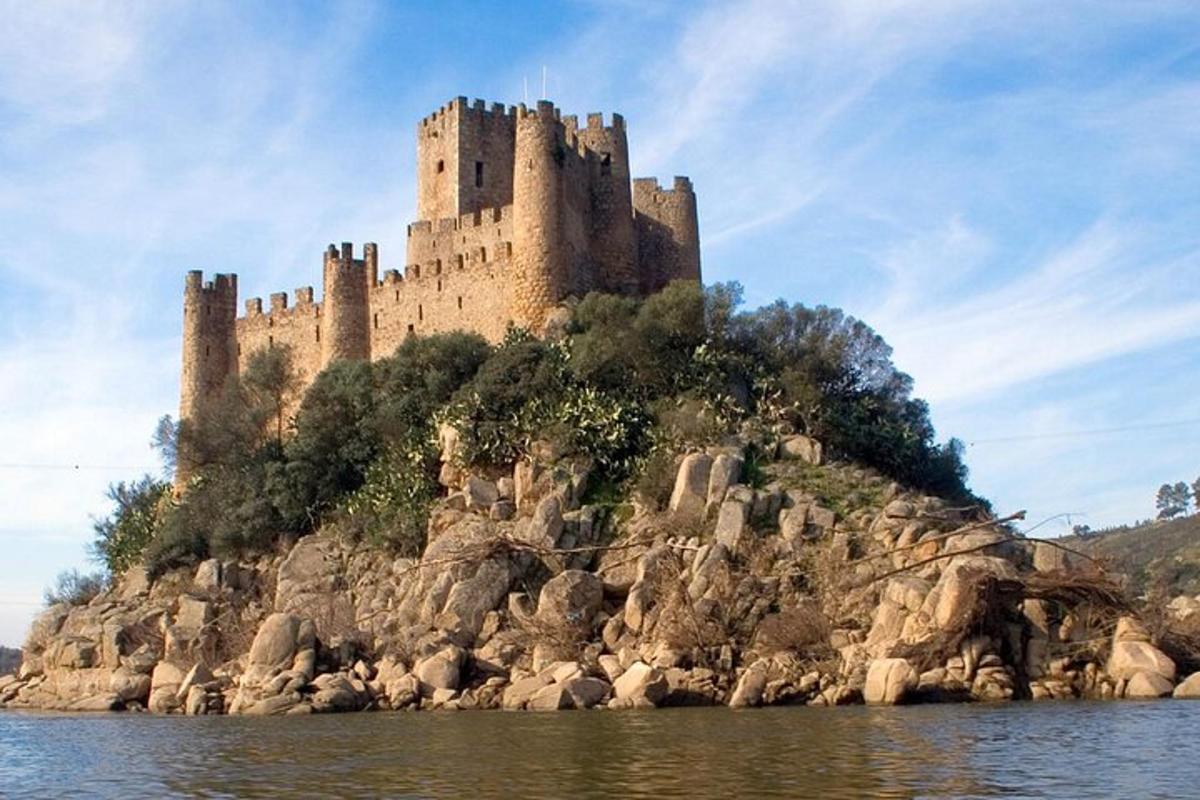 ein Schloss auf einer Insel im Wasser
