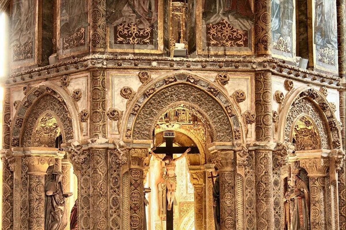 ein Gebäude mit einer Kirche mit einem Kreuz darin