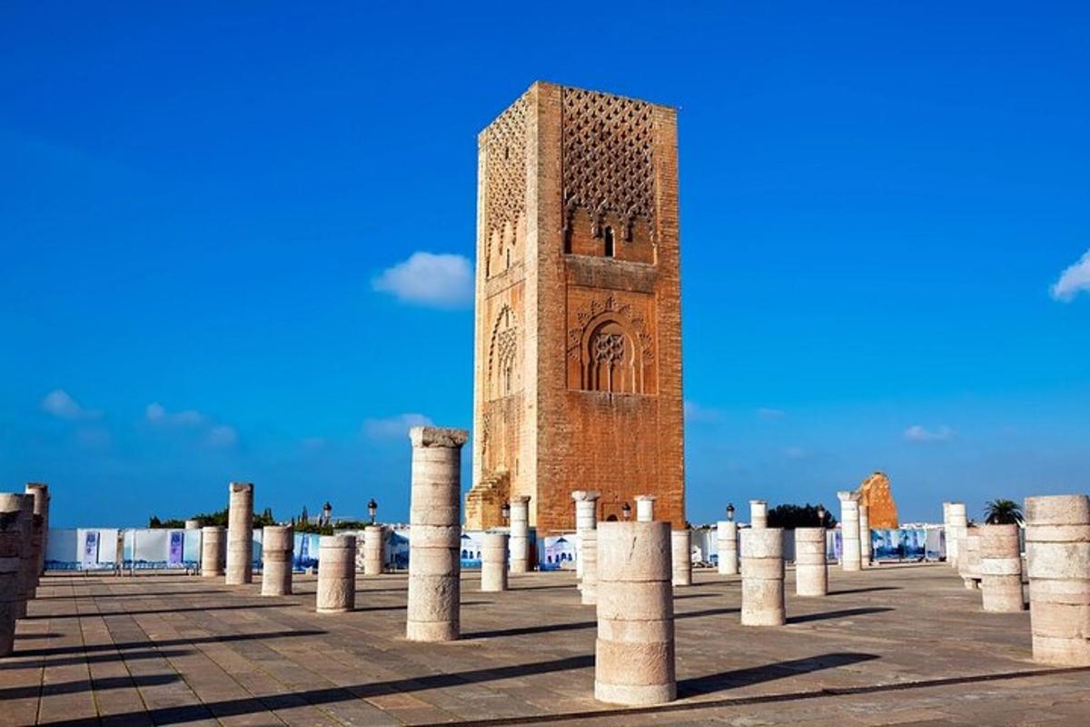 ein hoher Backsteinturm mit Säulen davor