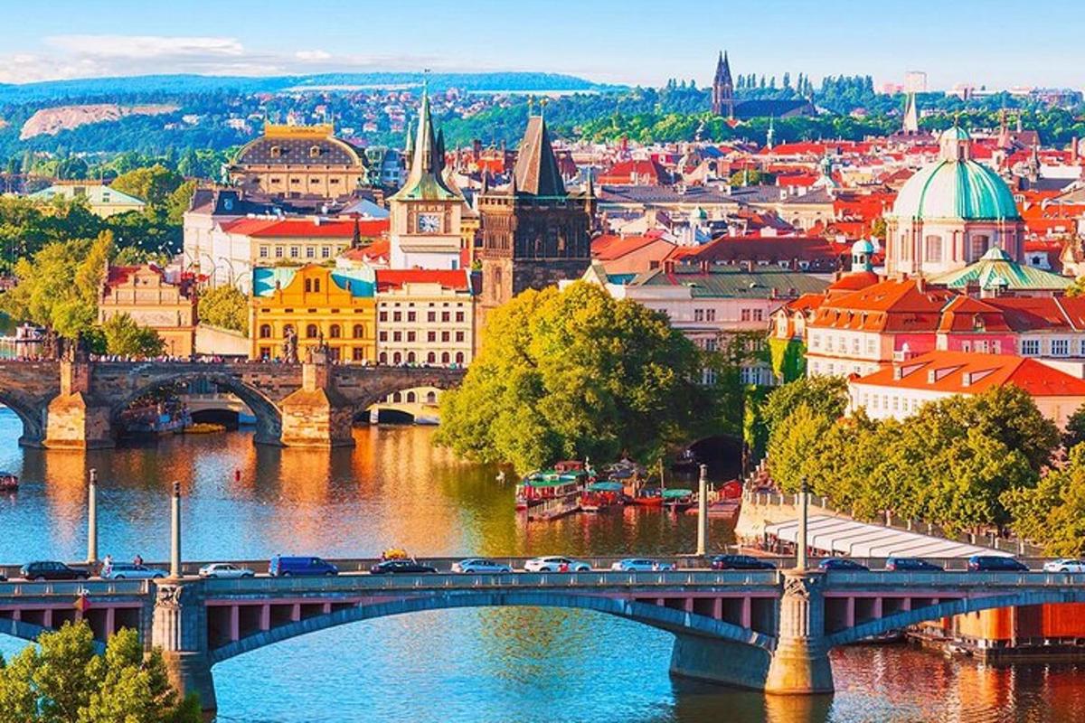 Una vista de una ciudad con un puente sobre un río.