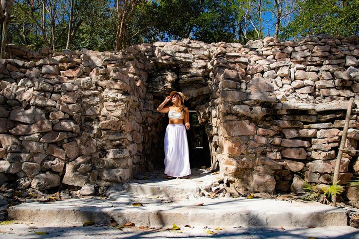 uma mulher está parada em um muro de pedra