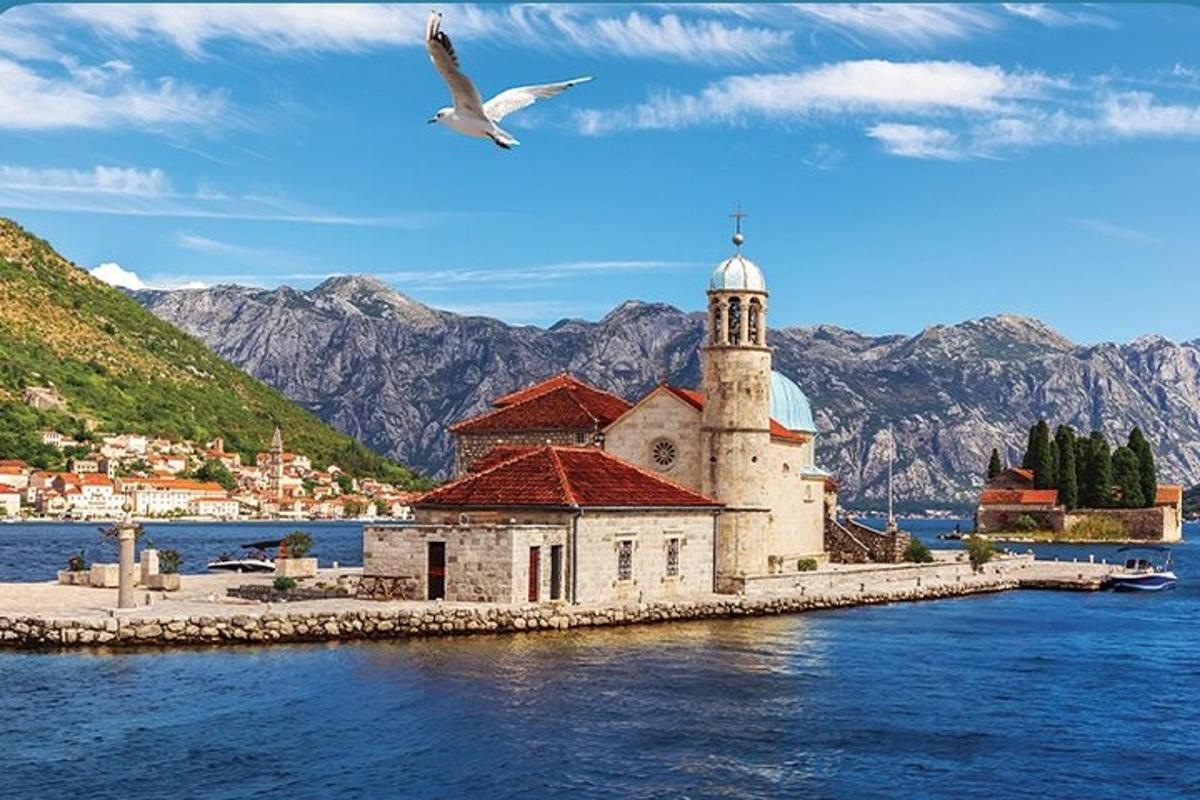 vták letiaci nad kostolom na ostrove vo vode