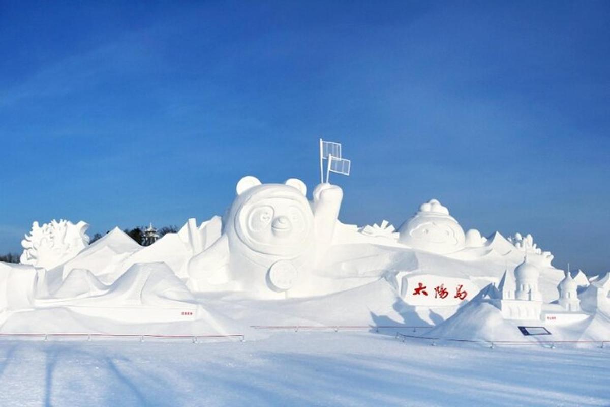 una scultura di ghiaccio di un animale nella neve