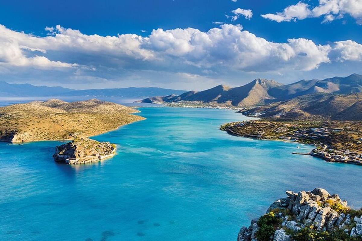 μια εναέρια άποψη ενός υδάτινου σώματος με βουνά