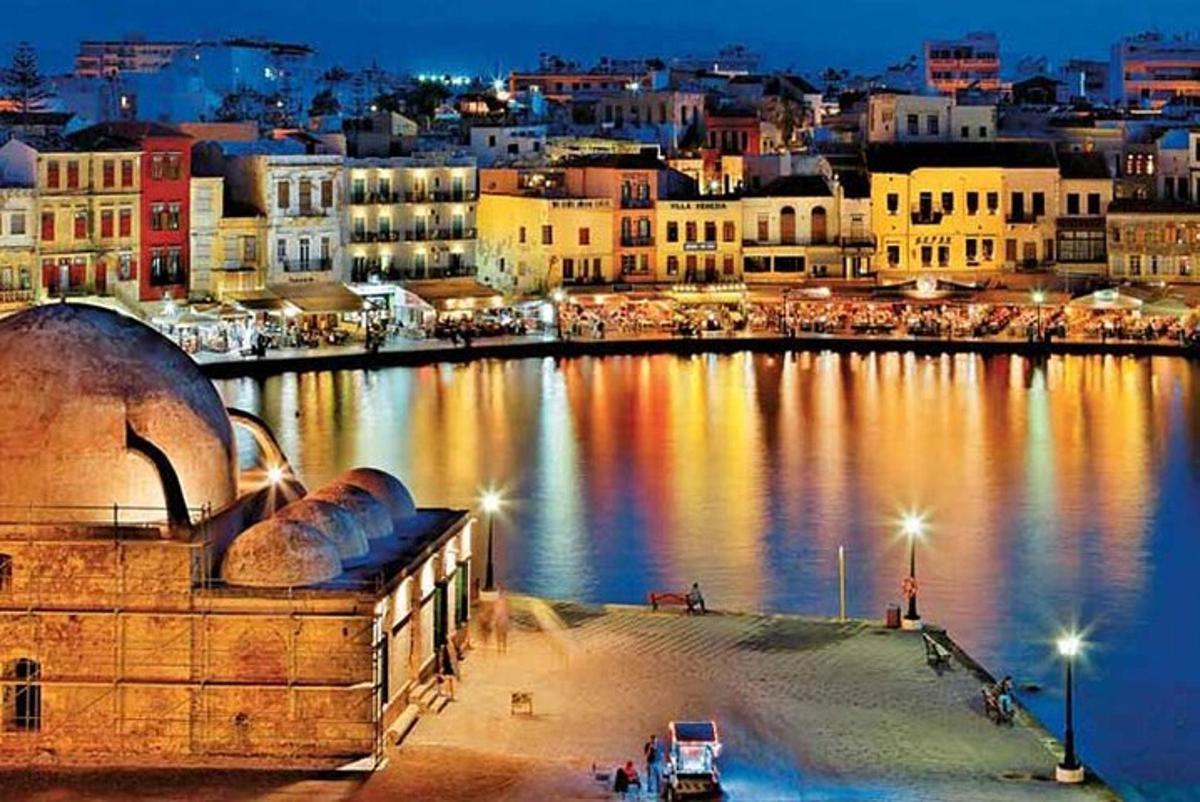 μια θέα ενός ποταμού με μια πόλη τη νύχτα
