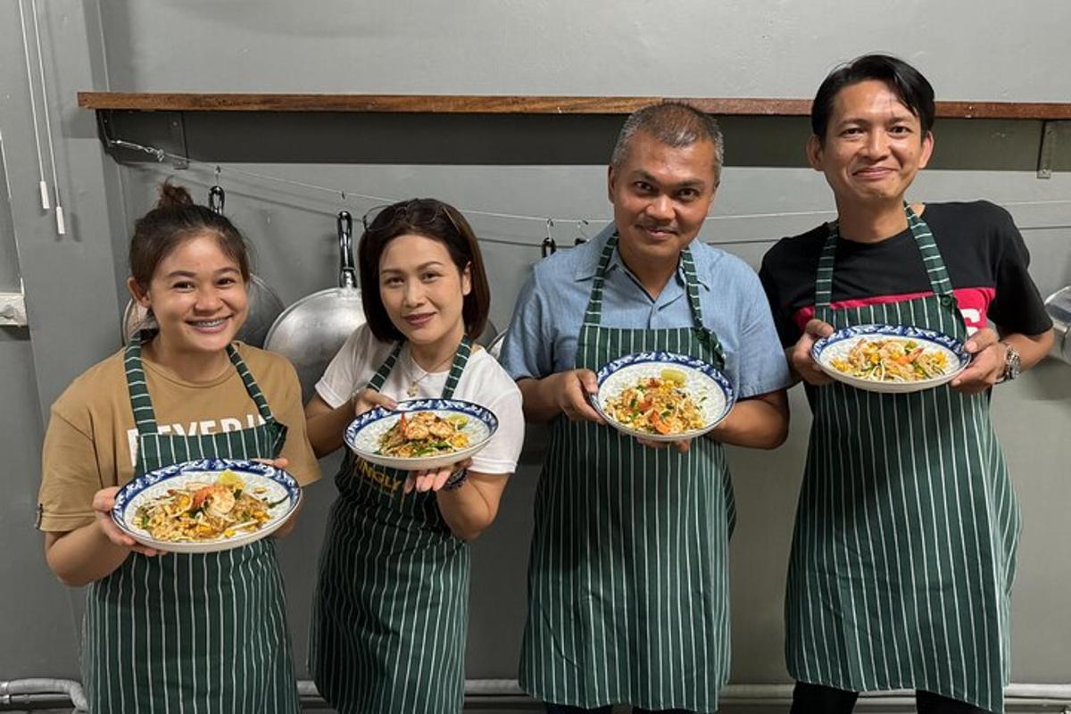 Un grupo de tres personas sosteniendo platos de comida.