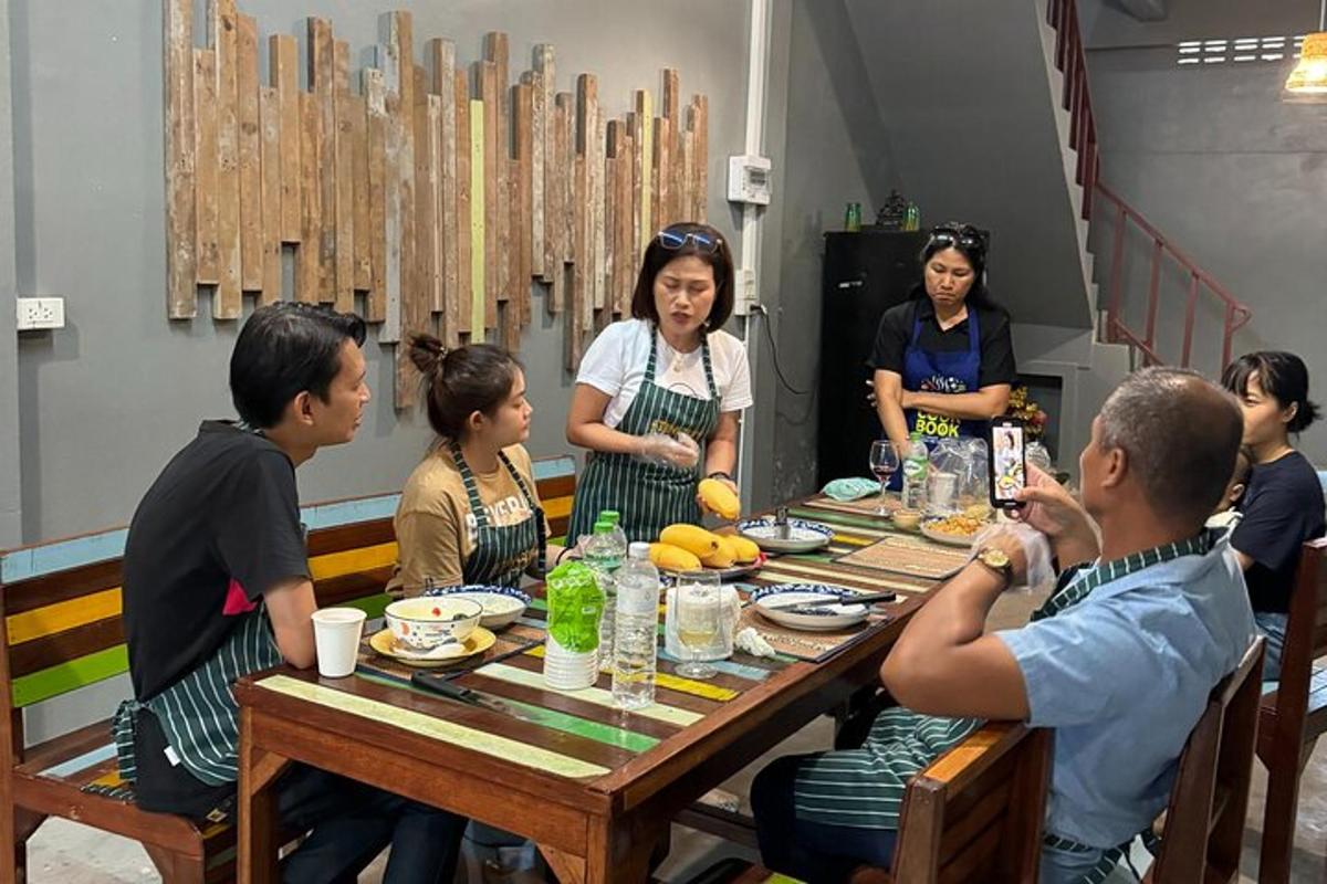 sekumpulan orang duduk mengelilingi meja makan makanan