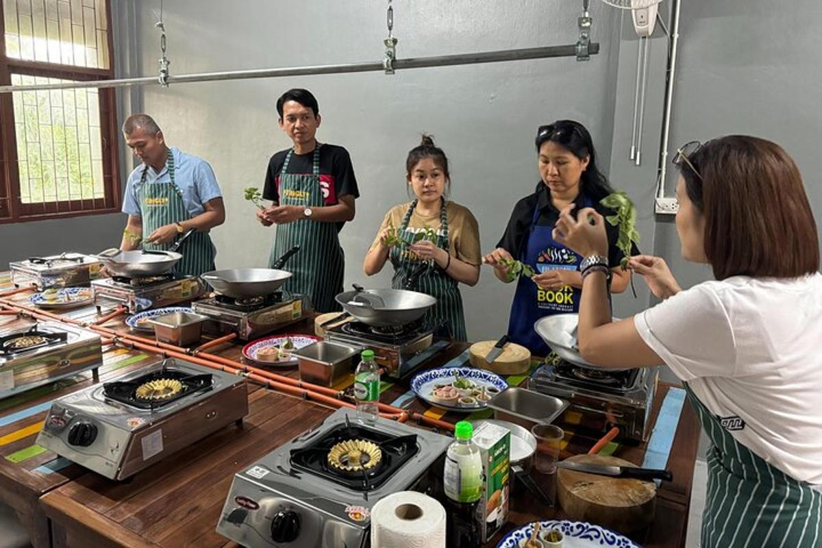 Un grupo de personas de pie en una cocina preparando comida.