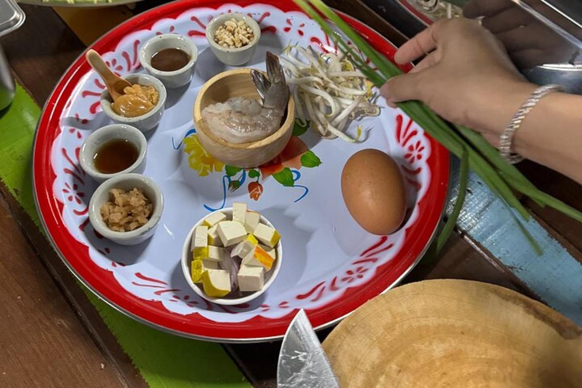 Un plato de comida en una mesa con huevos y otros alimentos.