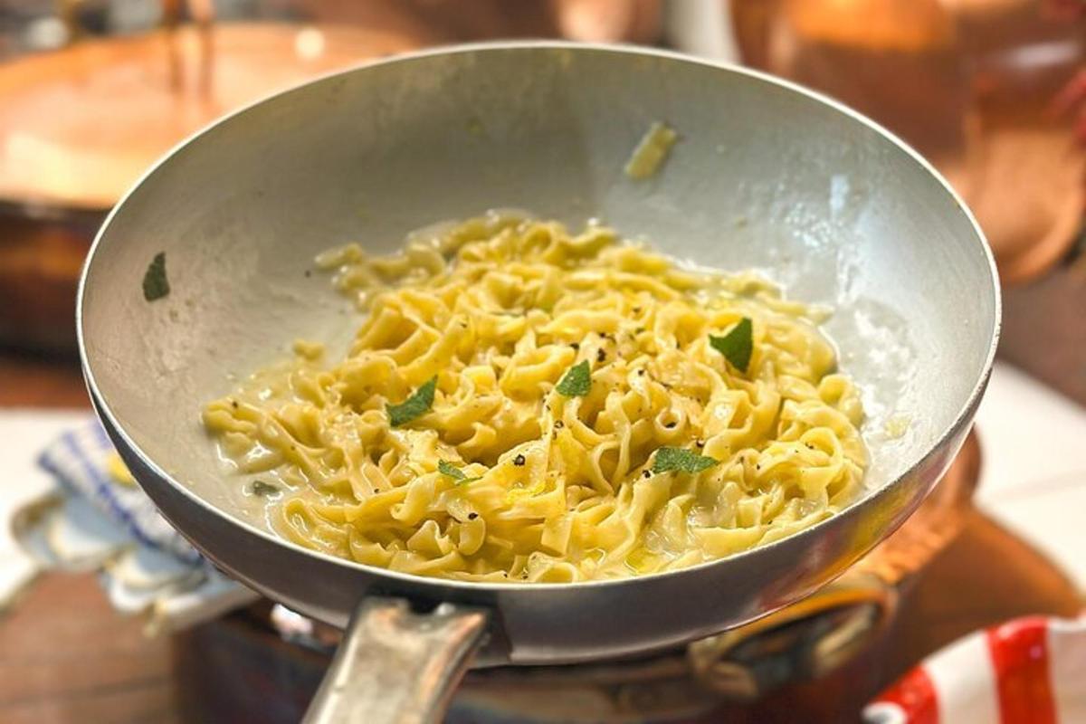 panna, kas pildīta ar makaroniem un sieru