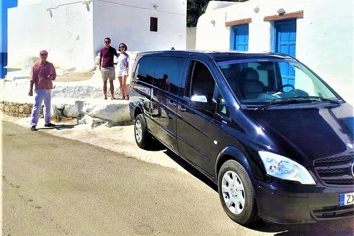 skupina lidí stojící vedle černé dodávky