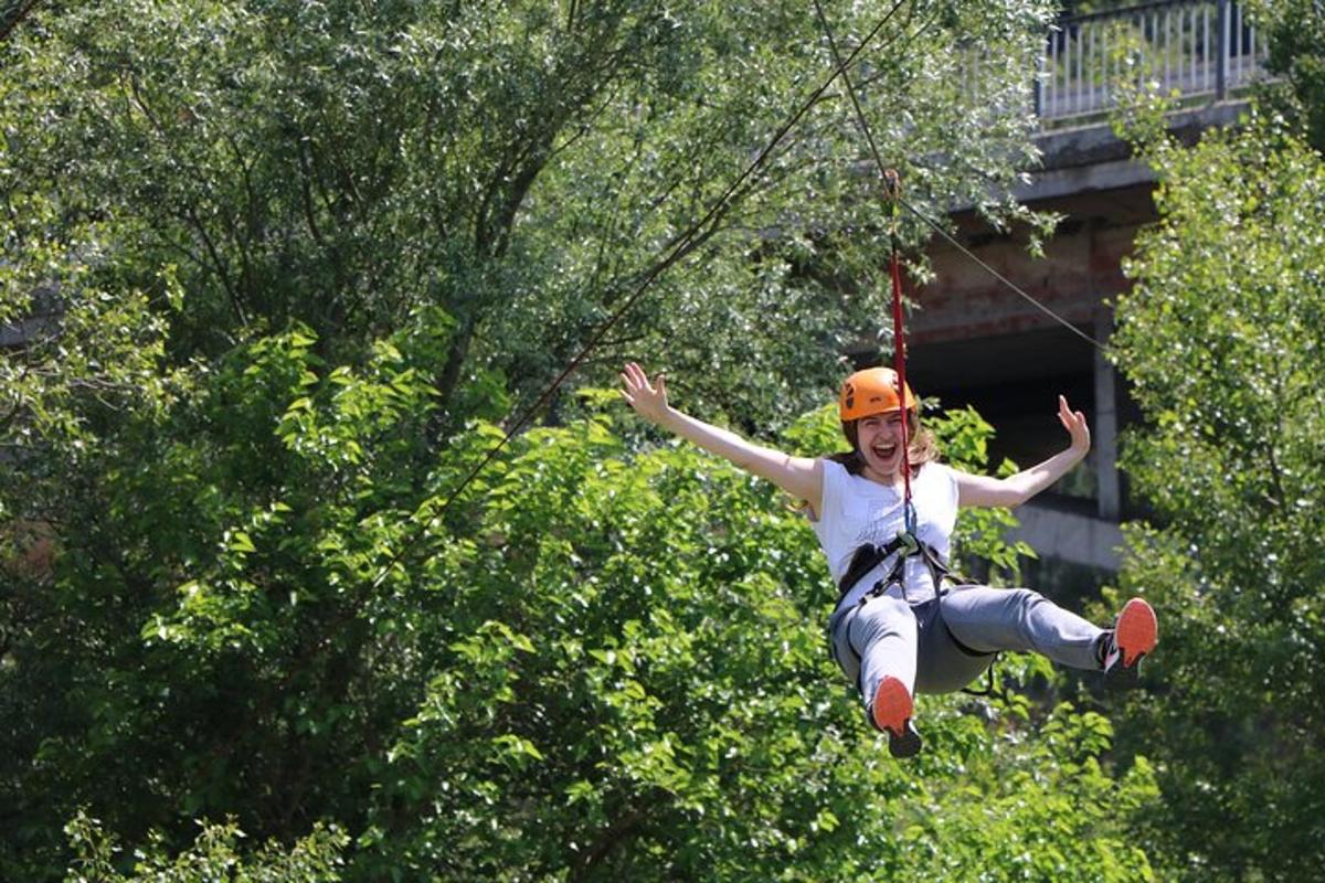 een meisje hangt in de lucht op een zipline