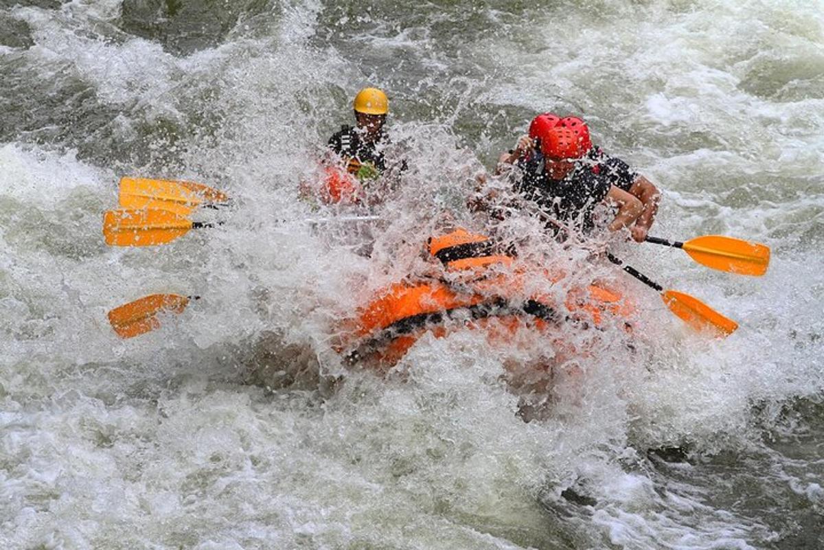 twee mensen in een vlot in het water
