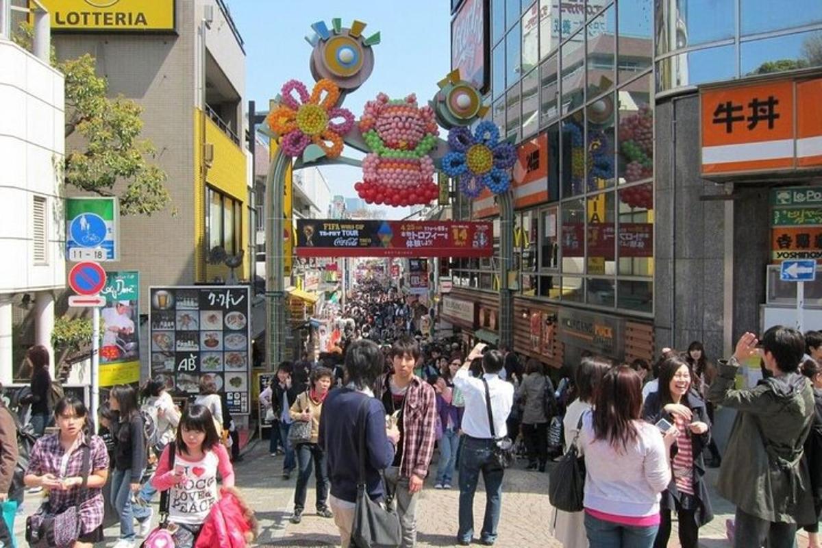 一群人走在繁忙的城市街道上