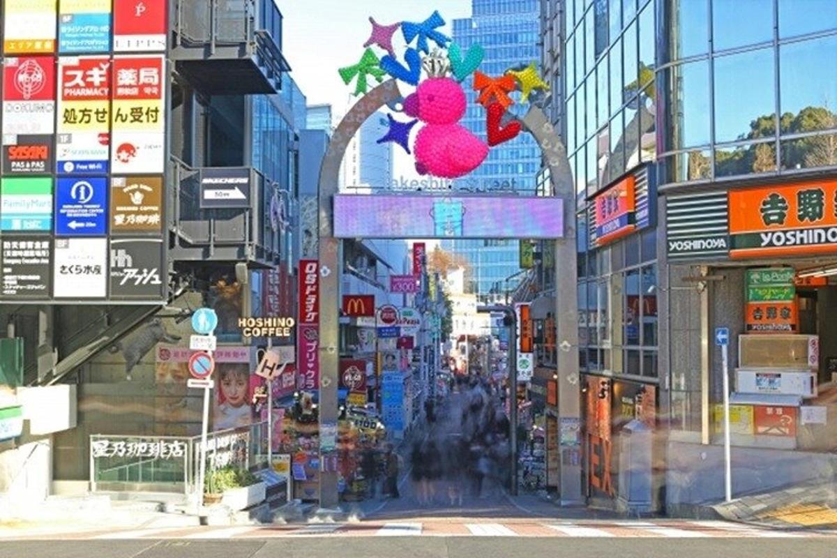 una strada cittadina trafficata con molti segnali ed edifici