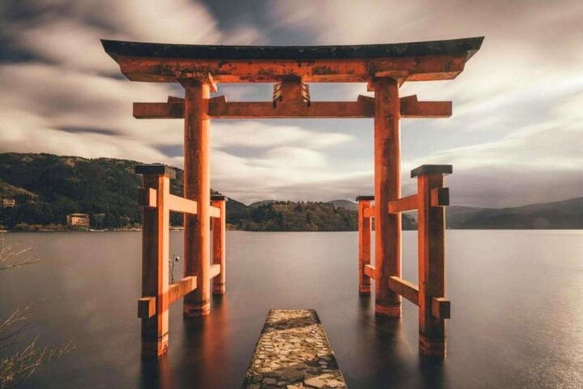 um portão torii no meio de um corpo d'água