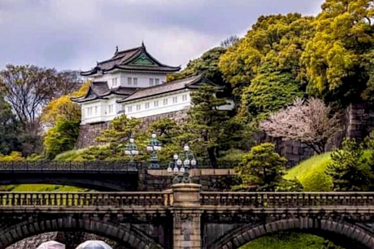 um castelo e uma ponte com um edifício atrás dele