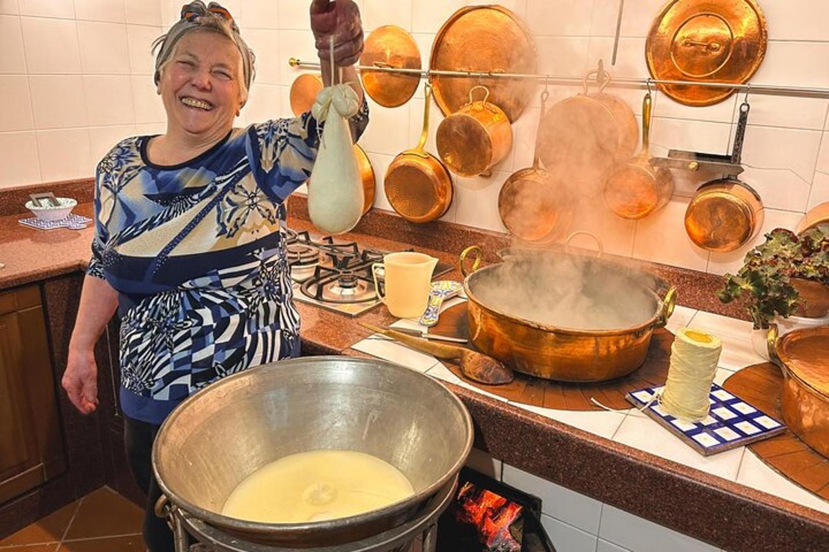 seorang wanita berdiri di dapur dengan panci di atas kompor
