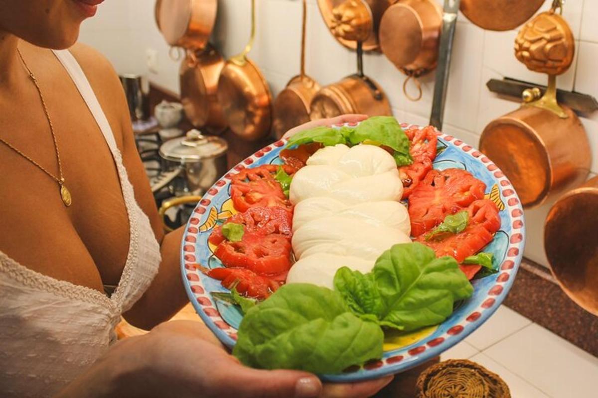 امرأة تحمل طبقًا من الطعام يحتوي على المأكولات البحرية