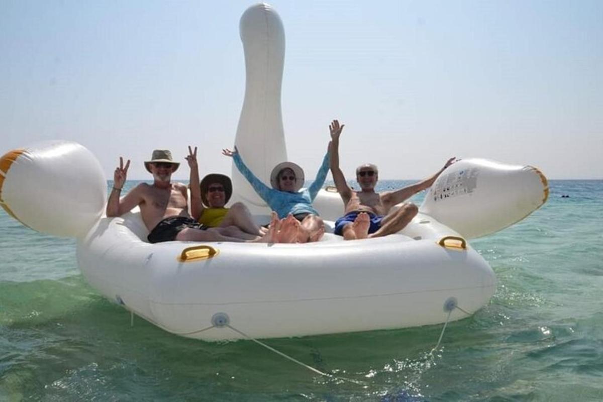 skupina lidí jedoucích na raftu ve vodě