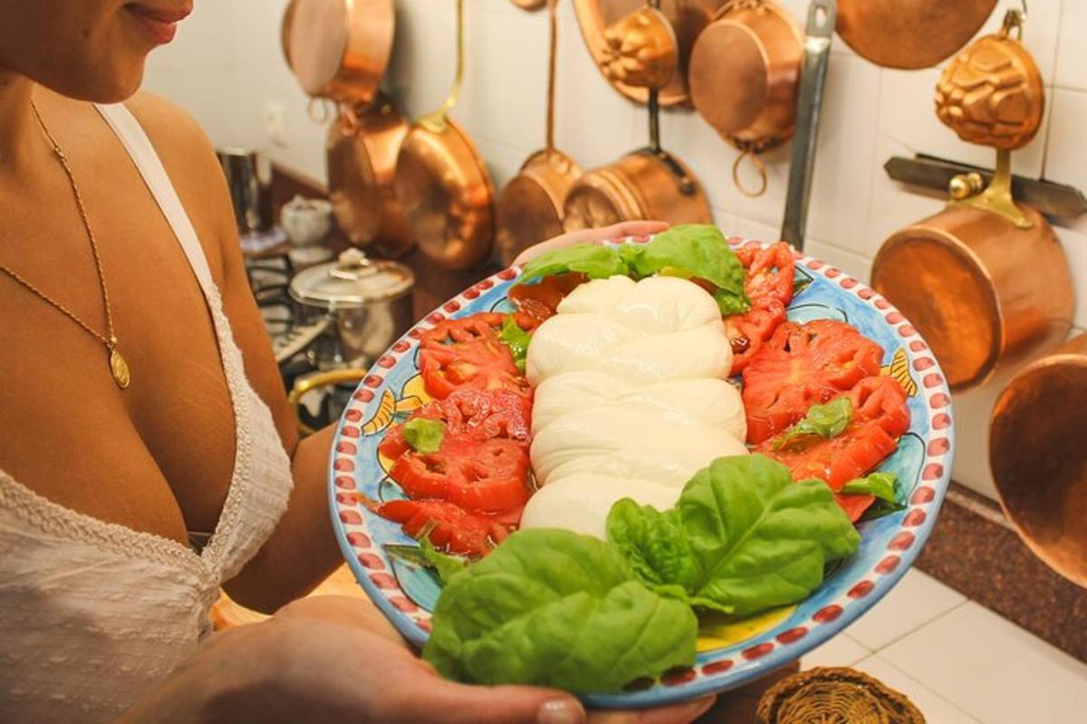 sieviete, kas tur ēdienu šķīvi ar tomātiem un salātiem