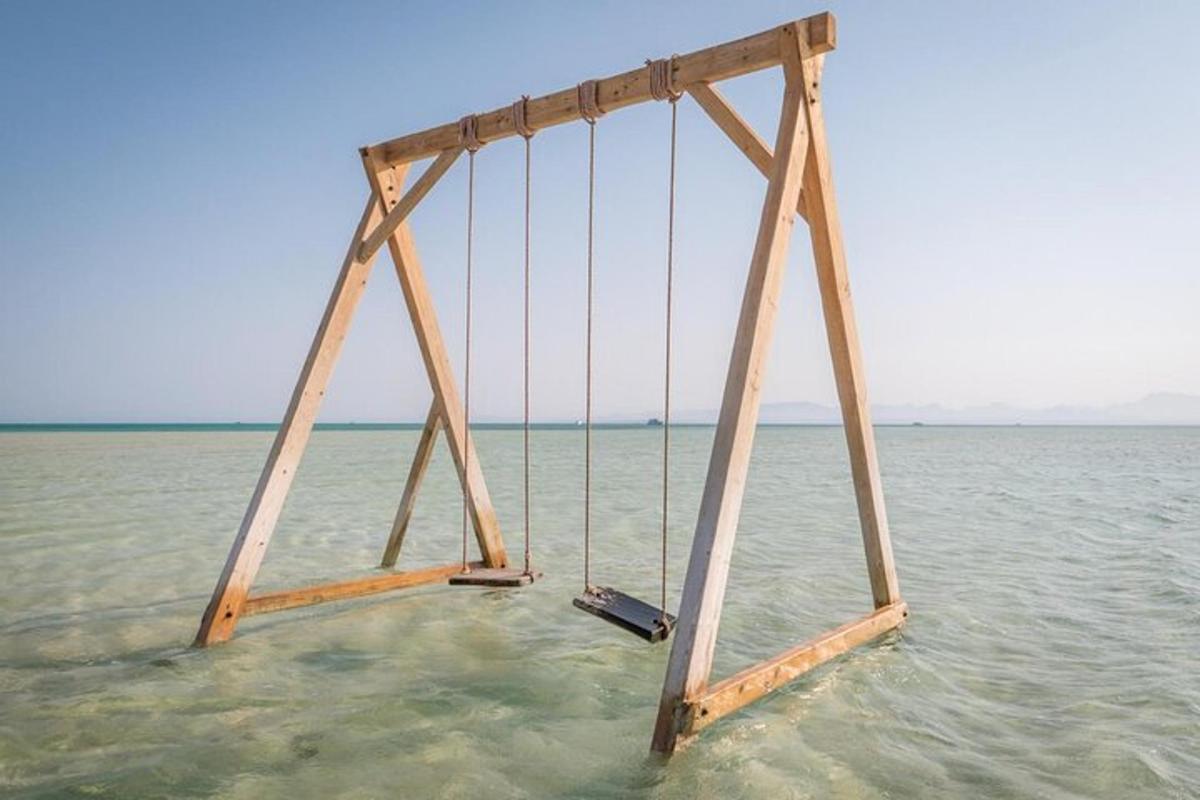 dřevěný most ve vodě v oceánu