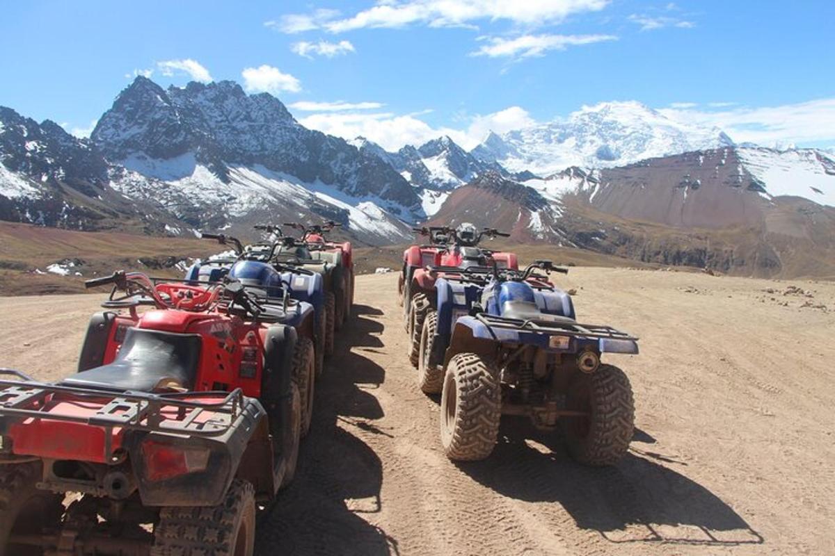 un gruppo di quad e quad su una strada sterrata