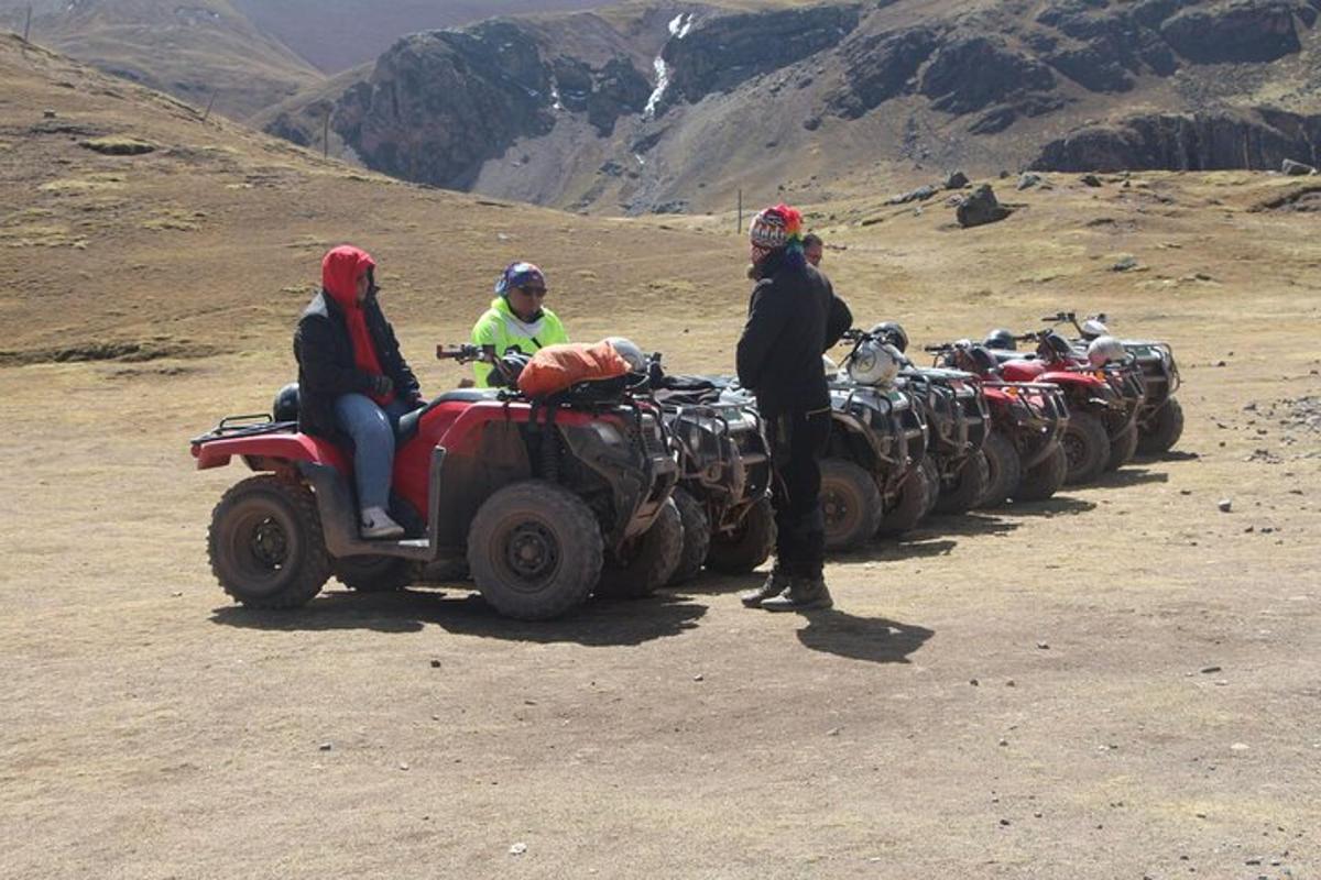 un gruppo di persone che guidano quad nel deserto