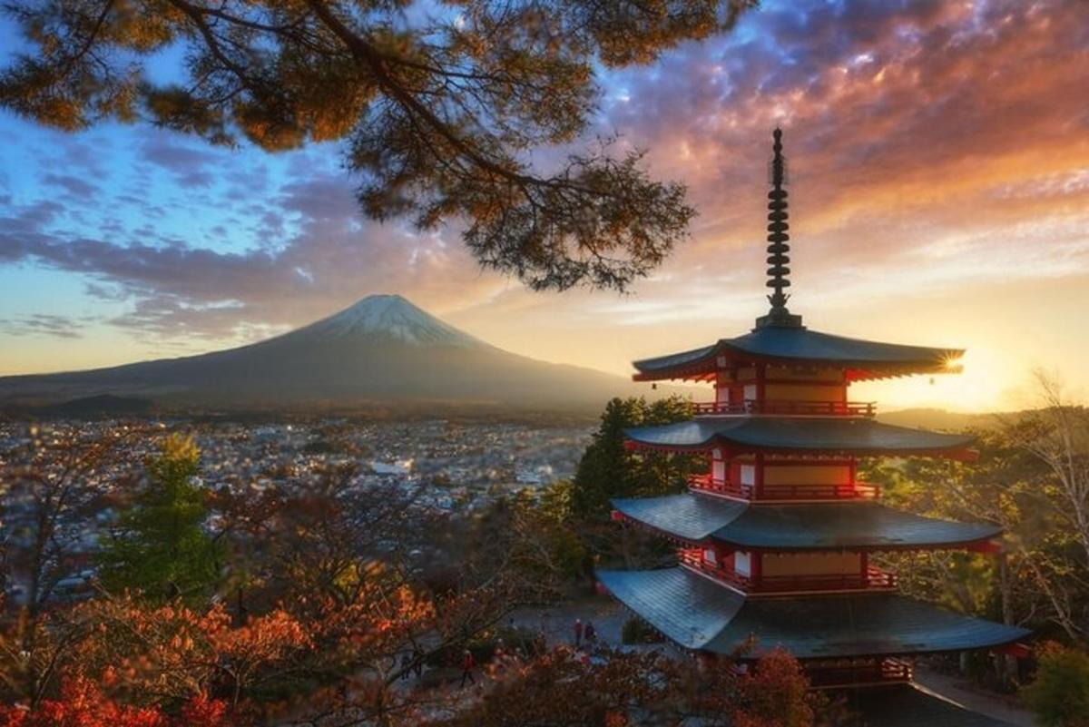 pagoda dengan latar belakang gunung