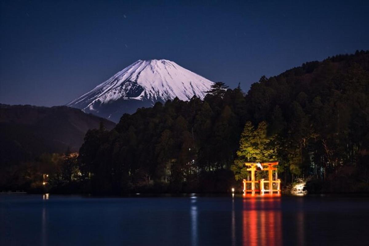una muntanya nevada al fons d'un llac