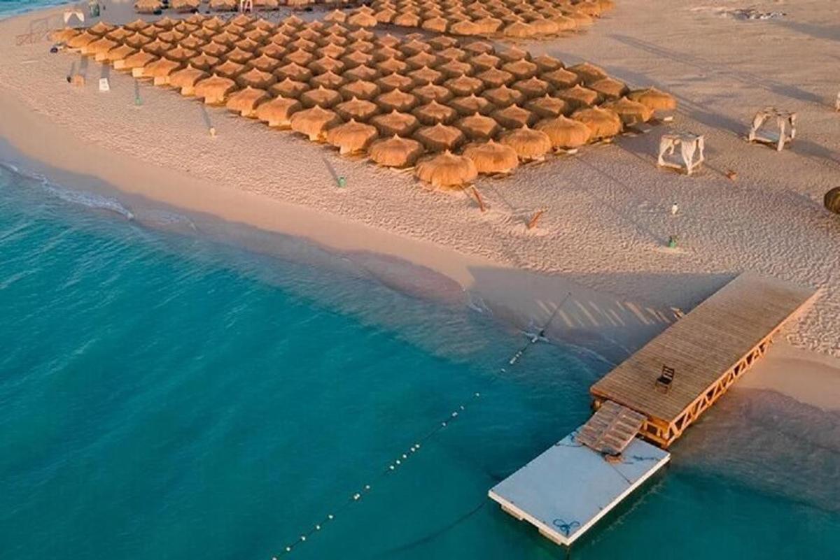 una vista aerea di una spiaggia con ombrelloni e acqua