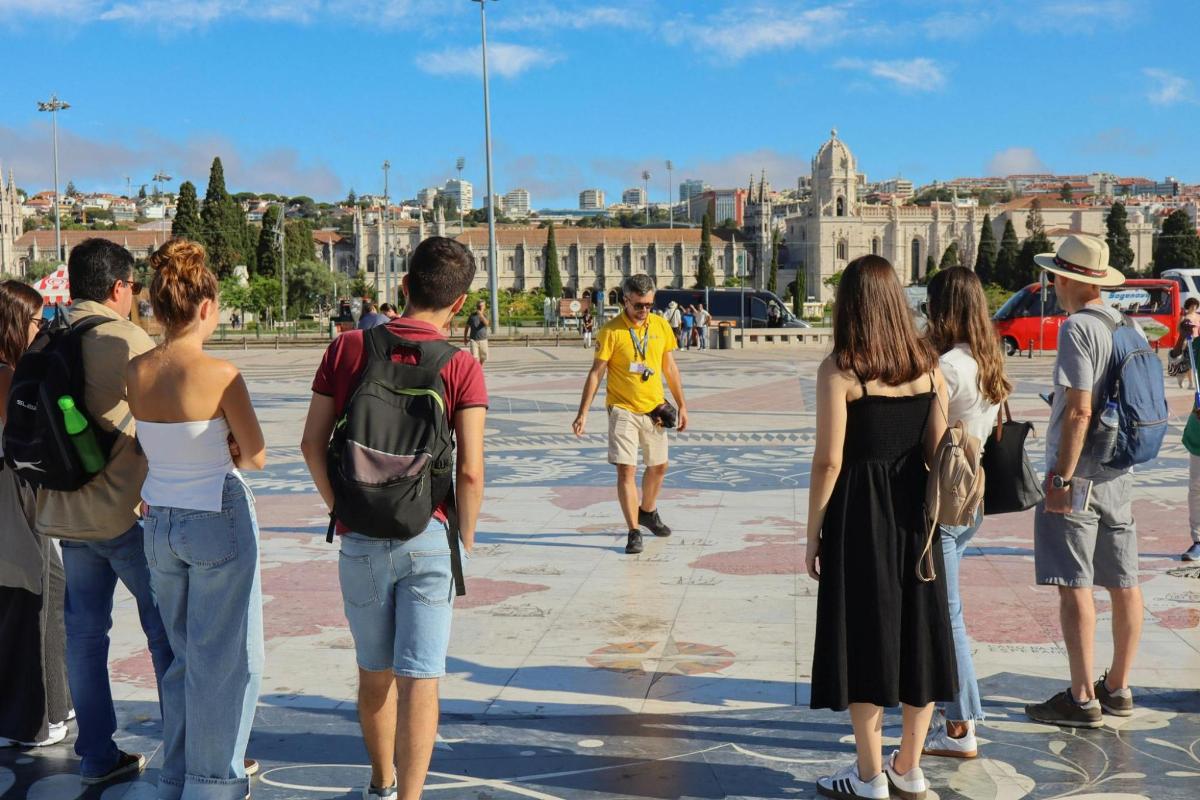 grupp inimesi seisab ringi ja vaatab linna