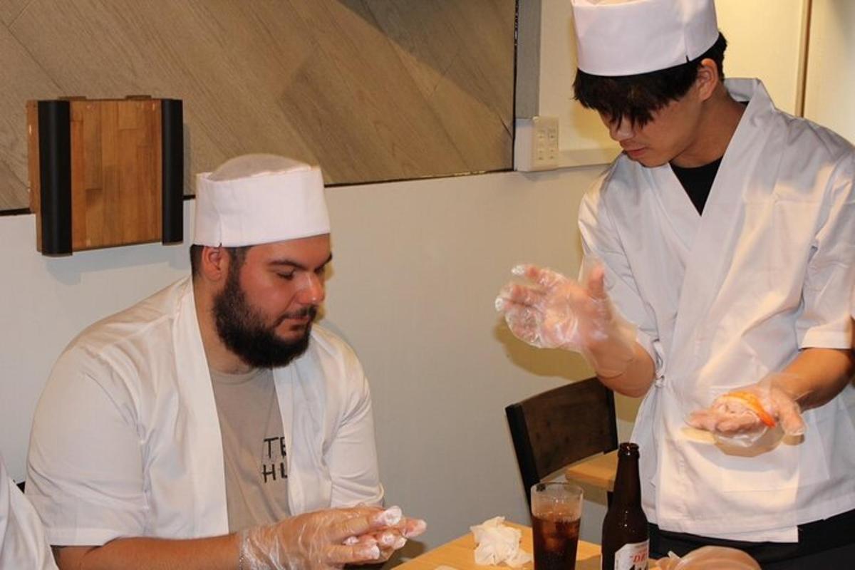 dois chefs em pé em uma cozinha preparando comida