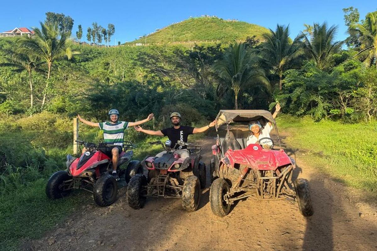 un gruppo di tre persone in sella a quad su una strada sterrata