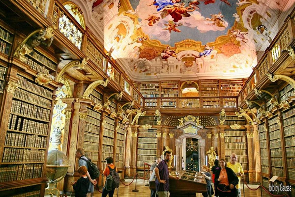 Una gran biblioteca con gente caminando en ella.