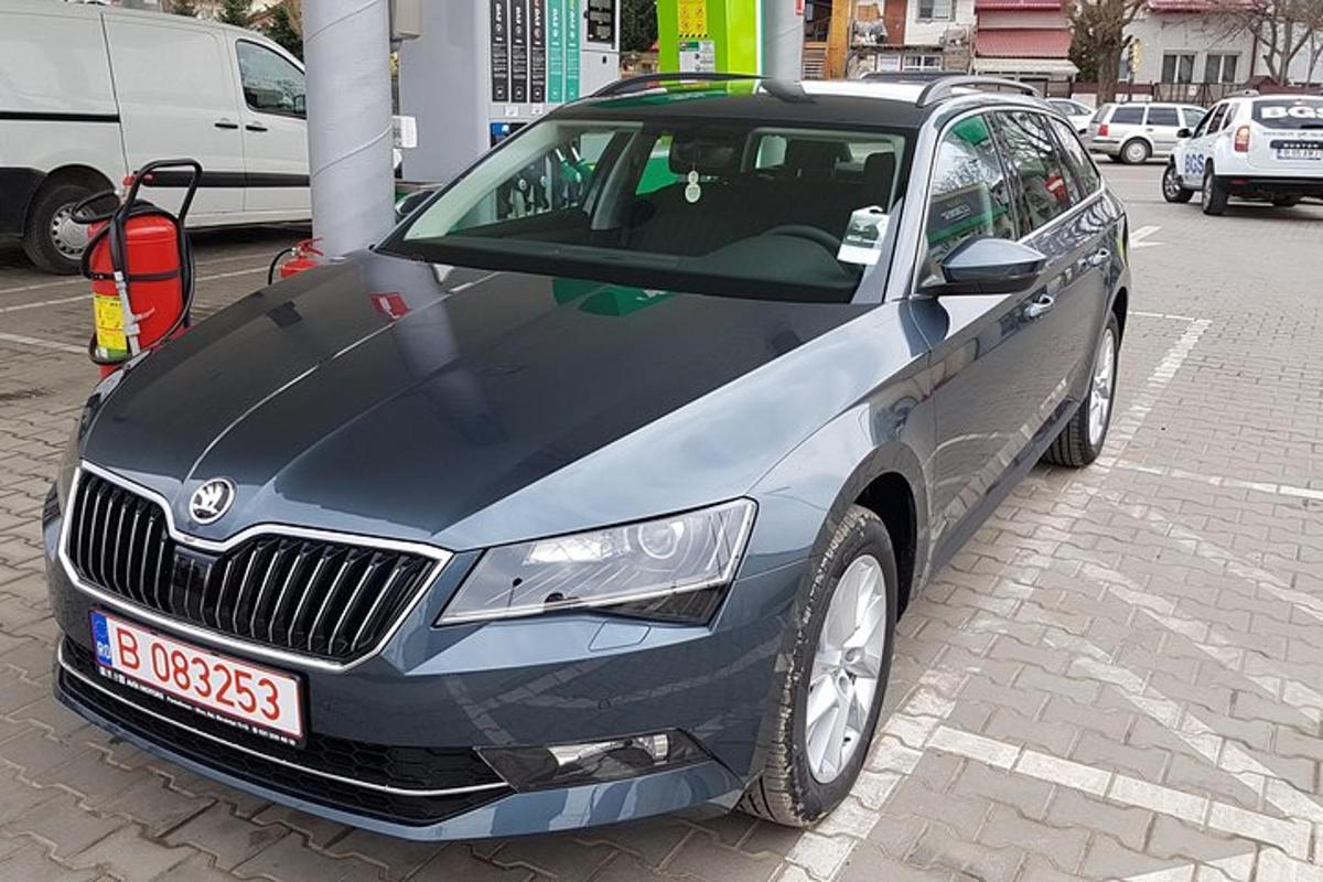 un'auto parcheggiata sul ciglio di una strada