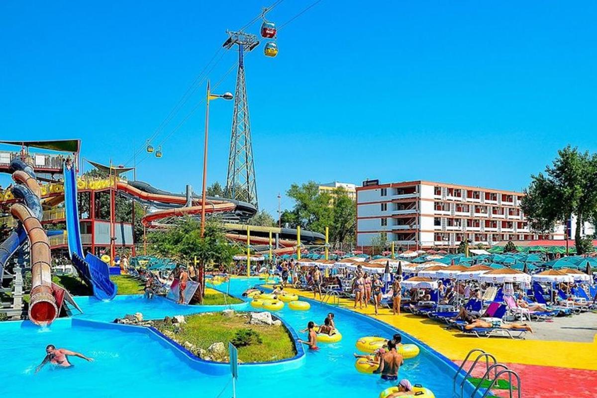 Un parque acuático con un tobogán y gente en él.
