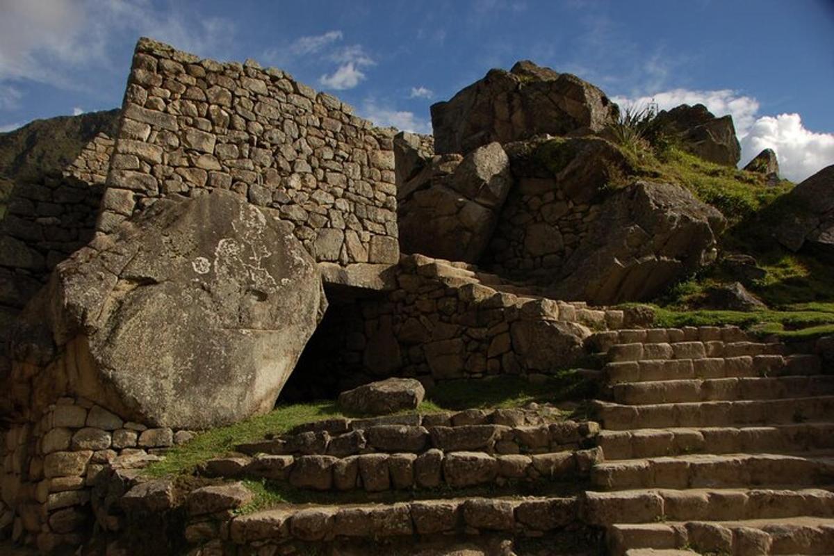 um antigo edifício de pedra com escadas e pedras