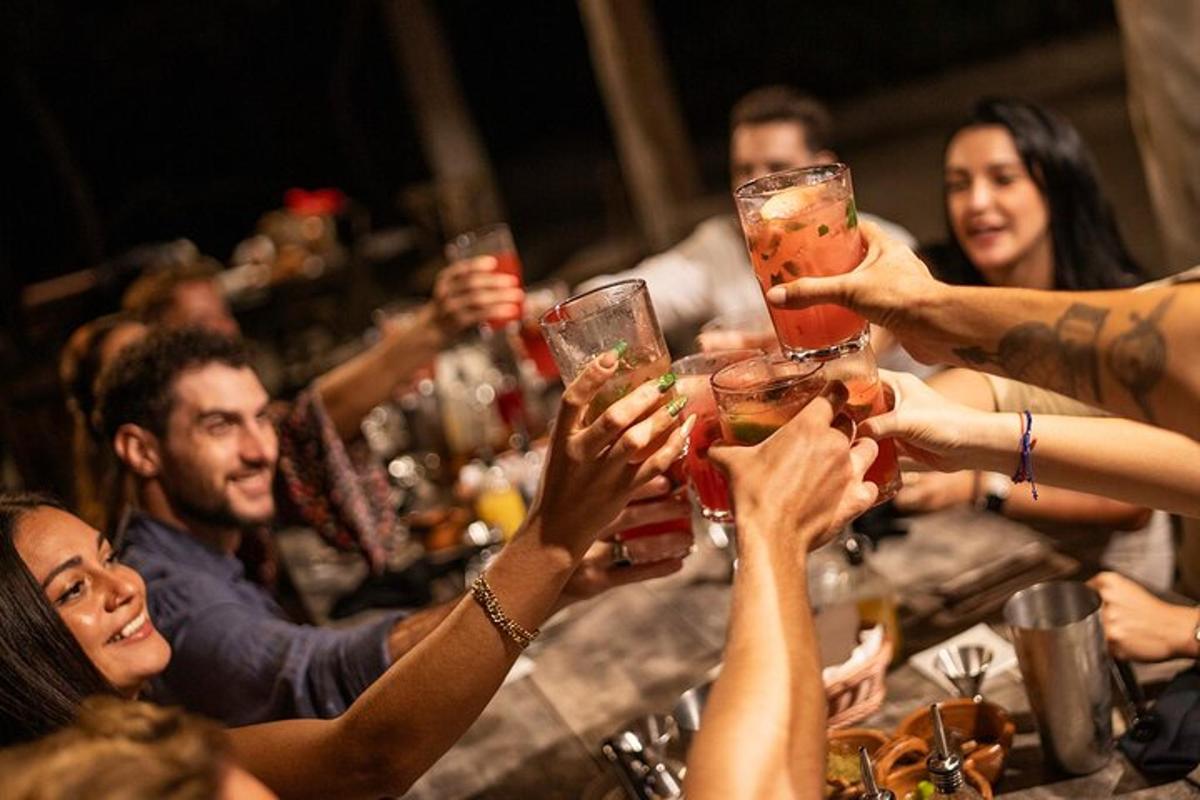 un gruppo di persone che sollevano i loro bicchieri di vino