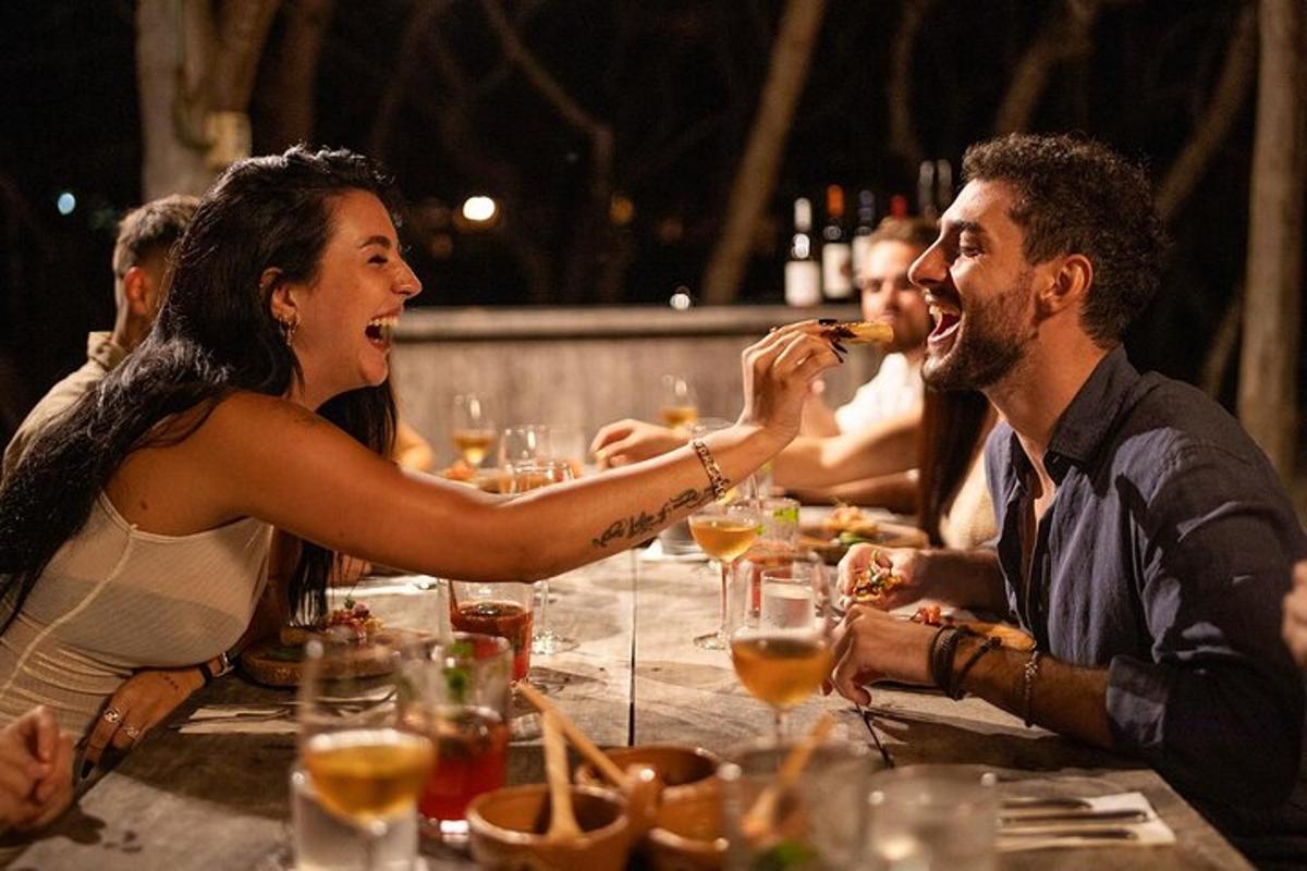 una donna che imbocca un uomo a tavola