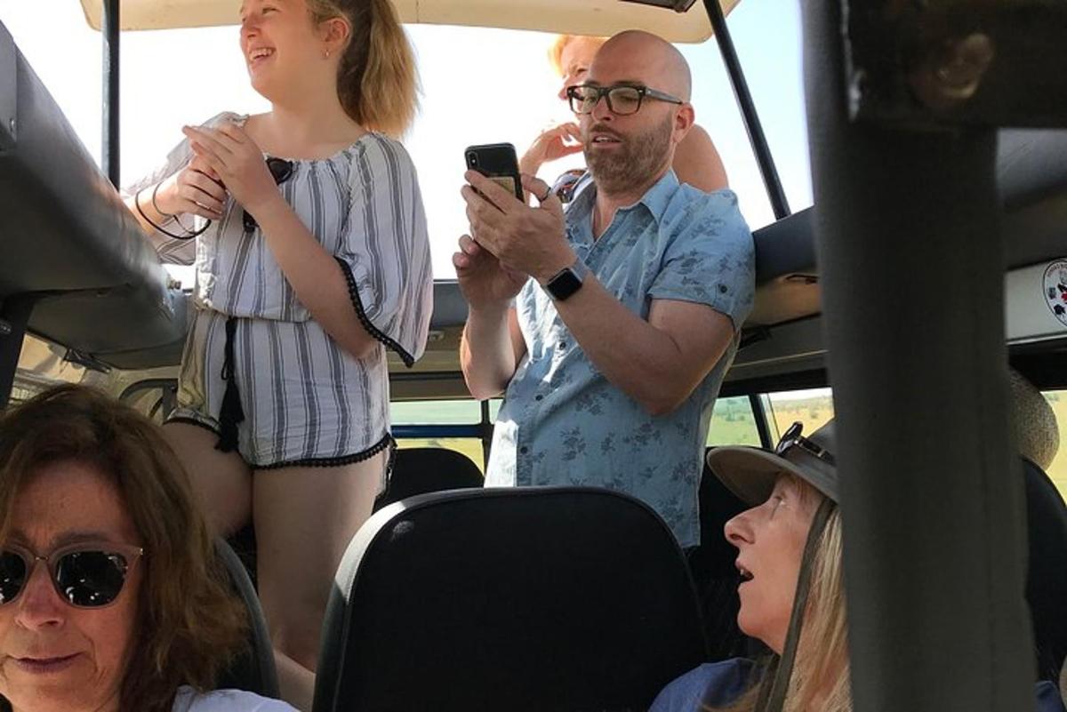 un uomo che scatta una foto a un gruppo di persone