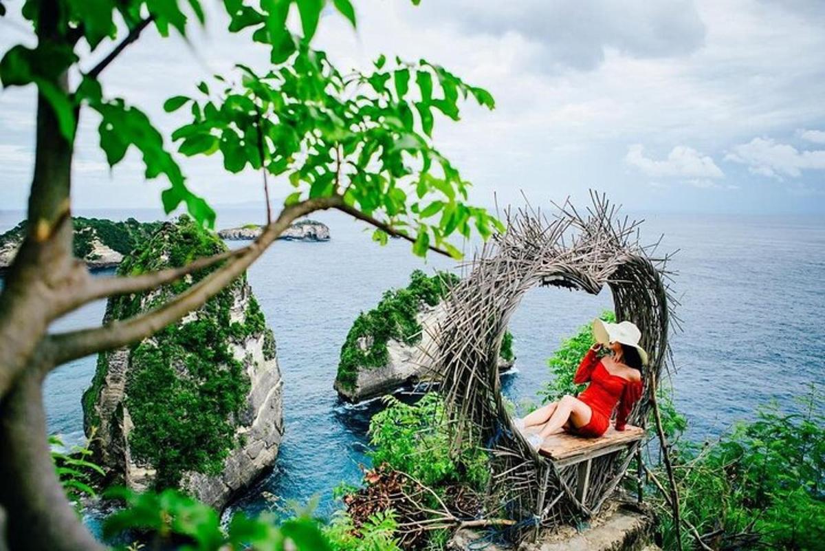 một người phụ nữ ngồi trên cầu bắc qua mặt nước